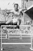 https://upload.wikimedia.org/wikipedia/commons/thumb/b/b5/1912_Athletics_men%27s_110_metre_hurdles_-_Frederick_Kelly.JPG/110px-1912_Athletics_men%27s_110_metre_hurdles_-_Frederick_Kelly.JPG